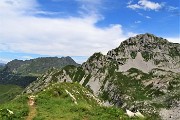 28 Al Passo di Gabbia (2050 m) con vista in Corna Piana (2310)